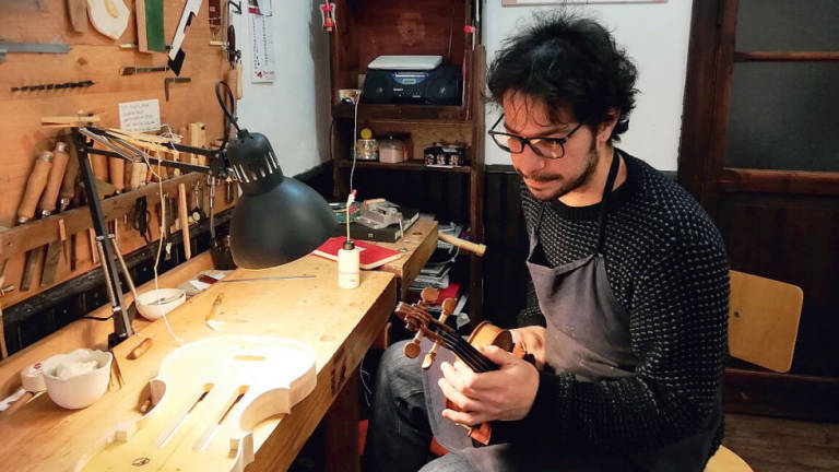 Bottega per creare strumenti musicali, la liuteria rinasce in centro a Cesena
