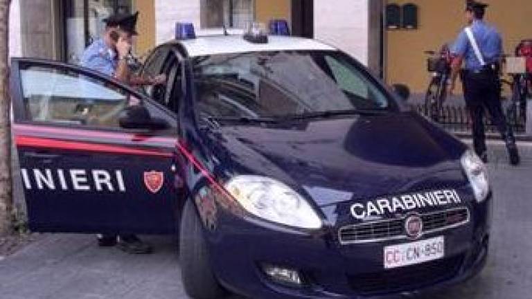 Imola, bimbo si perde in centro: i carabinieri lo riconsegnano alla madre