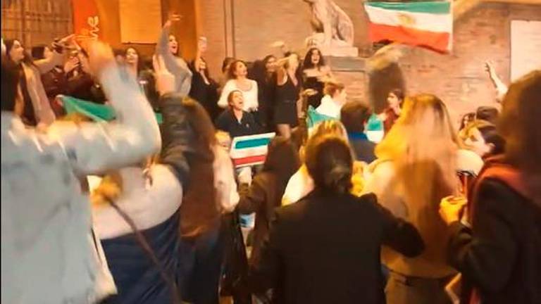 Rimini. Ragazzi e ragazze iraniani festeggiano in piazza Cavour. VIDEO