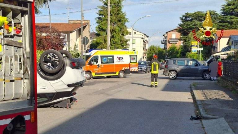 Forlì, incidente e un’auto ribaltata: intervengono i Vigili del Fuoco