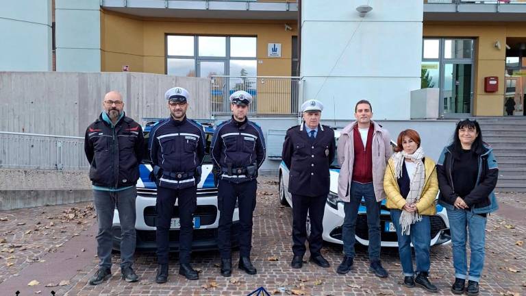 Gli agenti del nuovo presidio di polizia locale di Dozza-Toscanella con il sindaco Albertazzi e la giunta