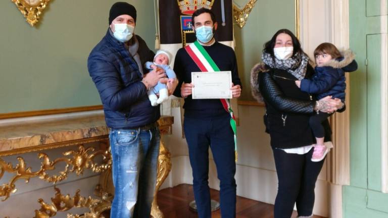 Cesena: il primo nato al Bufalini in visita al sindaco