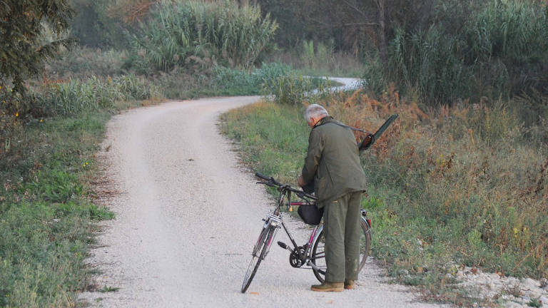 Rimini vieta la caccia lungo la pista ciclabile del Marecchia