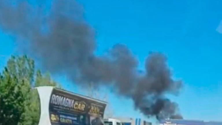 Cesena, incendio nel piazzale dell’azienda in via Pareto: pronto intervento dei Vigili del Fuoco