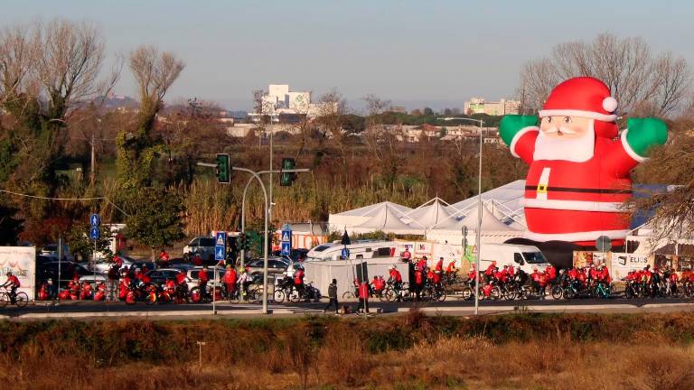 Valle Rubicone, pedalate a fin di bene per 900 Babbi Natale: raccolti soldi per l’Istituto “Merlara” e per un defibrillatore