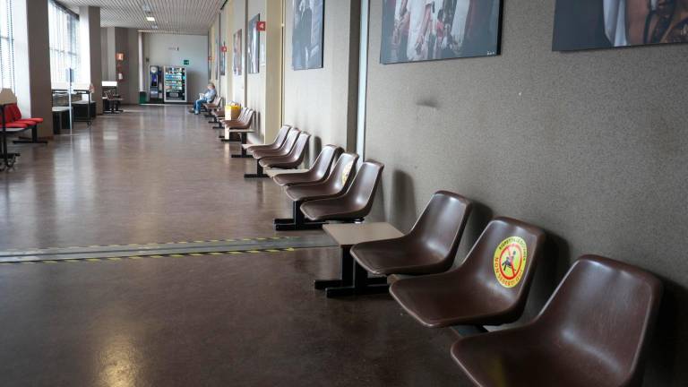 Ravenna, camicia sbottonata e pennichelle in ufficio. Licenziato due volte, vince la causa