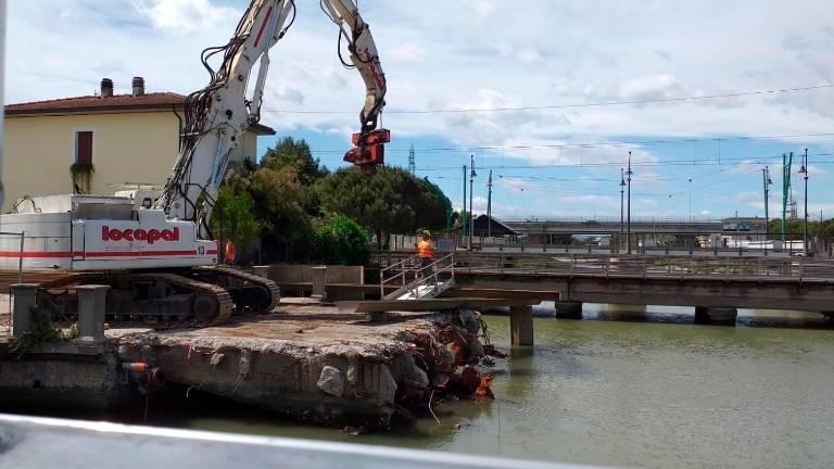 Cesenatico, lavori al Ponte del Gatto palancole da 10 metri per prosciugare parte del canale