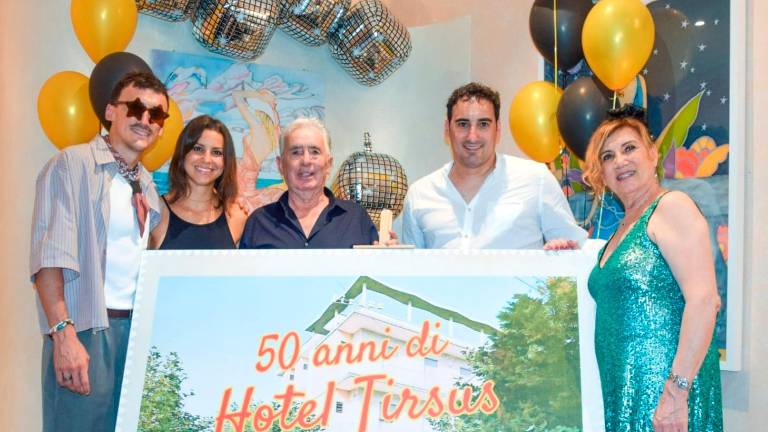 Igea Marina, l’Hotel Tirsus festeggia mezzo secolo a conduzione familiare: “Sono 50 anni di amore per la nostra terra”