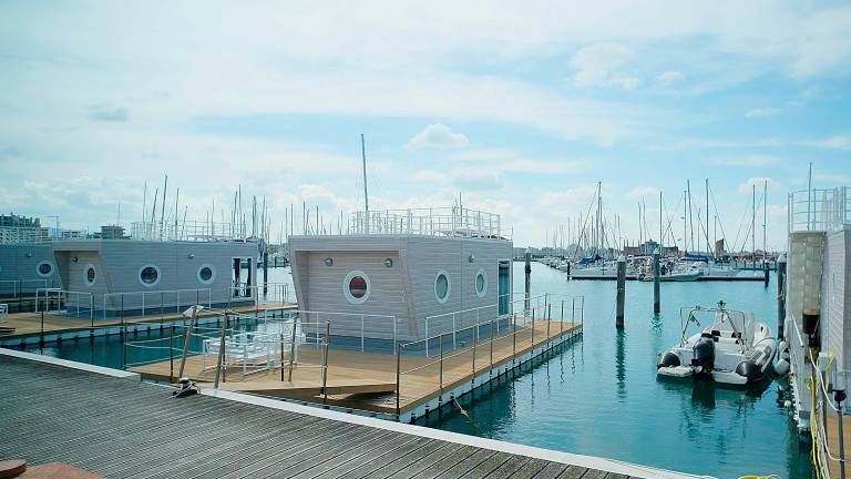 L’immagine di una delle house boat presenti alla darsena