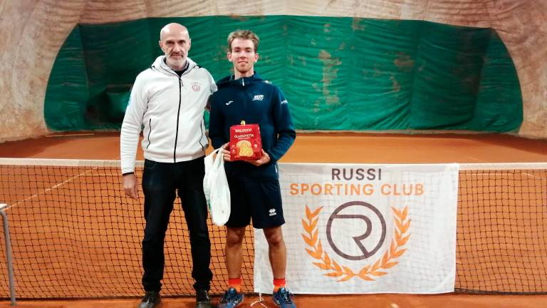 Marco Foschini premia Riccardo Cicinelli in un torneo allestito dal Russi Sporting Club