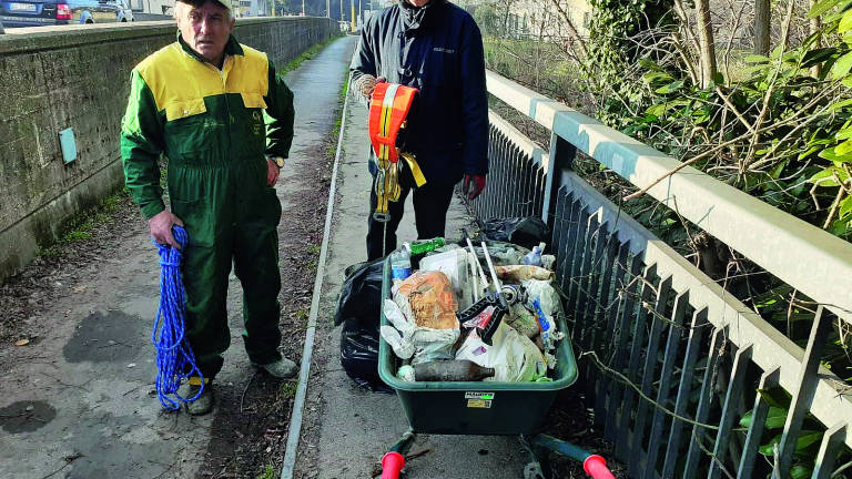 Romiti, i volontari “spazzano” i rifiuti dall’argine del fiume