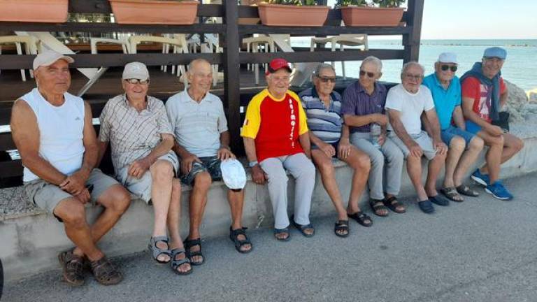 Cesenatico, noi eterni ragazzi del muretto: il più giovane ha 74 anni, il più grande 95