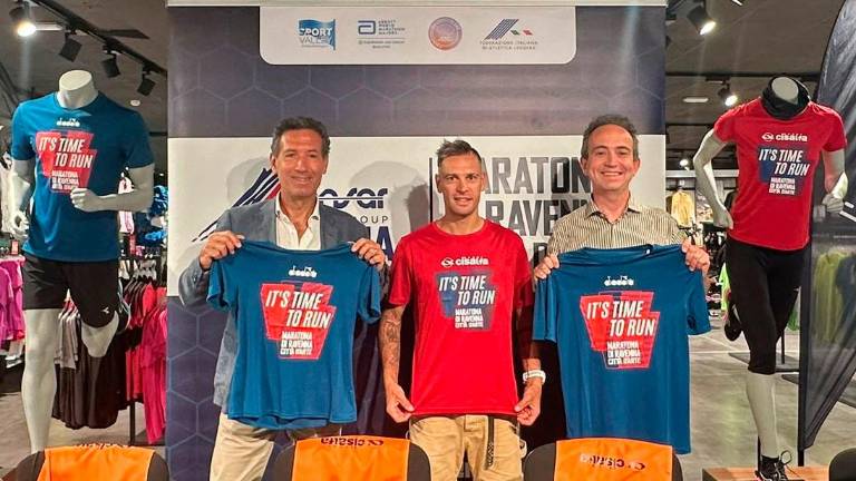 Durante la conferenza stampa sono state presentate le maglie che accompagneranno l’edizione 2025 della Maratona Città d’Arte in programma domenica 9 novembre