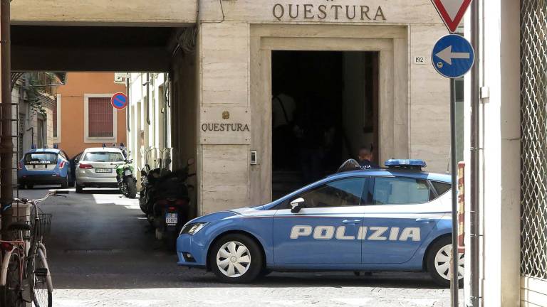 Rimini. Danneggia auto in strada, insulta e minaccia poliziotti