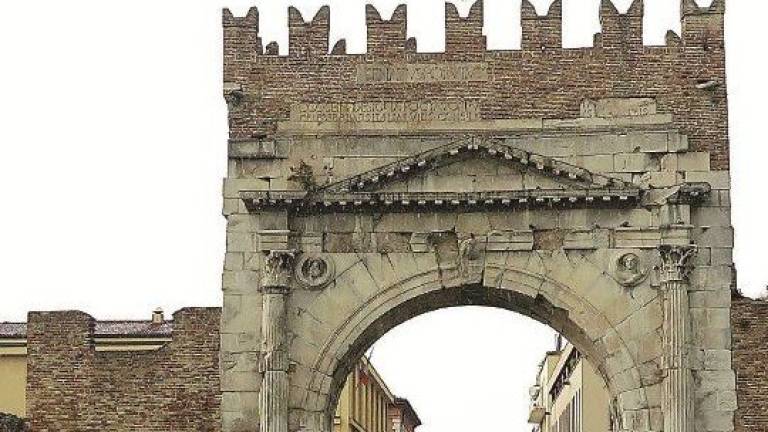 Attempati turisti dalla Croazia in visita a Rimini staccano a martellate frammenti dell'Arco D'Augusto