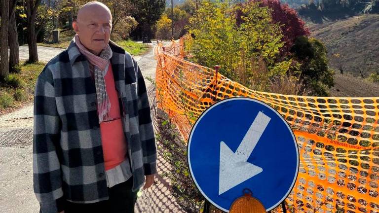 L’avvocato Cardellini accanto alla frana in via Stornite