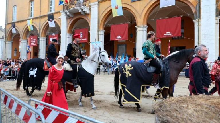 Cavalieri in piazza alla vigilia del Palio