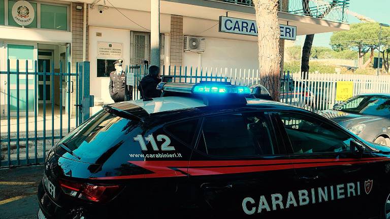 Rimini, musica alta all’alba e hashish in auto: 19enne aggredisce i carabinieri e finisce in manette