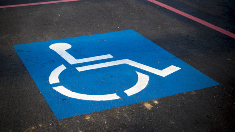 Quei parcheggi per disabili in zona mercato ambulante fanno discutere i lughesi