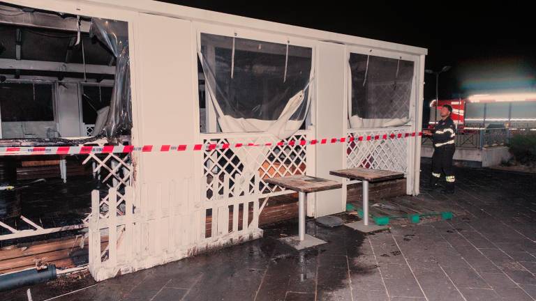 Ravenna, fiamme nella notte: brucia il gazebo dell’ex Pepe Carvajo. FOTOGALLERY