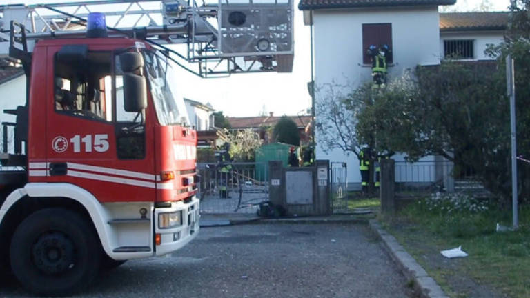 Cotignola, esplosione in villetta. Grave 59enne salvato dai vicini