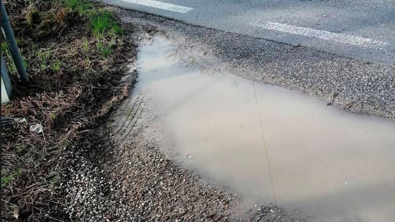 Una delle grosse pozzanghere che si formano nel parcheggio accanto a scuola