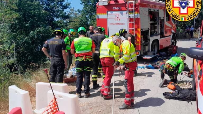 Dovadola, paura in via Montepaolo: finisce nel dirupo con il furgone