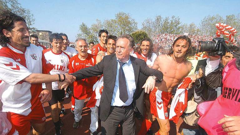 Vincenzo Bellavista e i suoi giocatori festeggiano la promozione in B