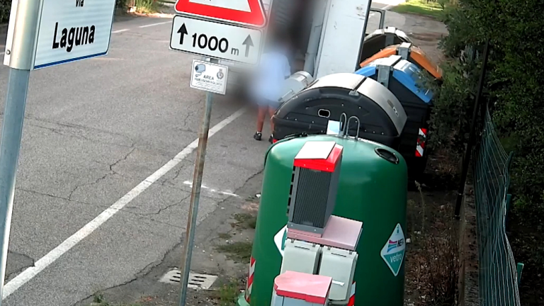 Massa Lombarda, multati 11 furbetti dei rifiuti con le fototrappole
