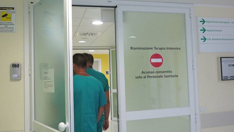 Covid, la salita dei contagi: in Romagna gli ospedali tornano in allerta rossa