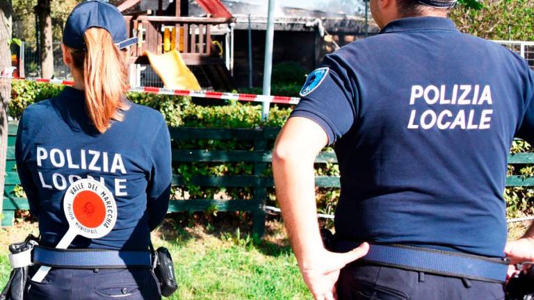 Rimini, colto sul fatto mentre spaccia droga a due ragazze: 27enne arrestato