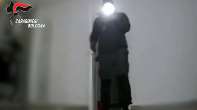 Un frame estrapolato dalla videocamera di sorveglianza dell’appartamento