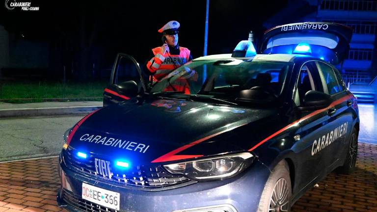 Cesenatico, inizia a sparare in un luogo pubblico con la pistola a salve: denunciato un giovane