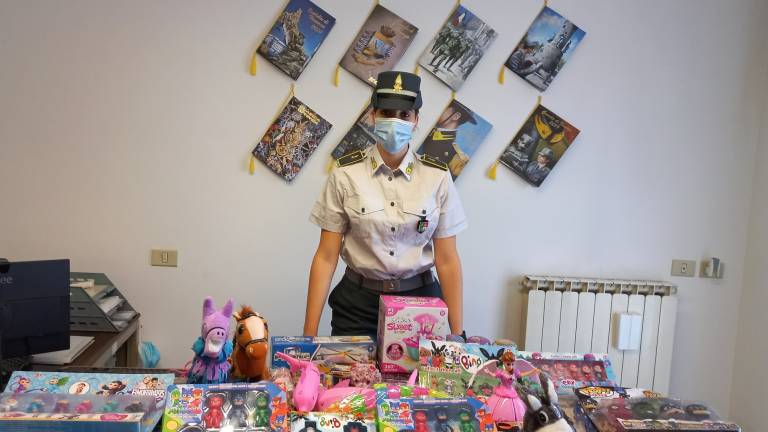 Rimini, borse contraffatte e giocattoli non sicuri: 7000 articoli sequestrati e 8 denunce