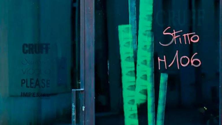 La vetrina di un negozio sfitto