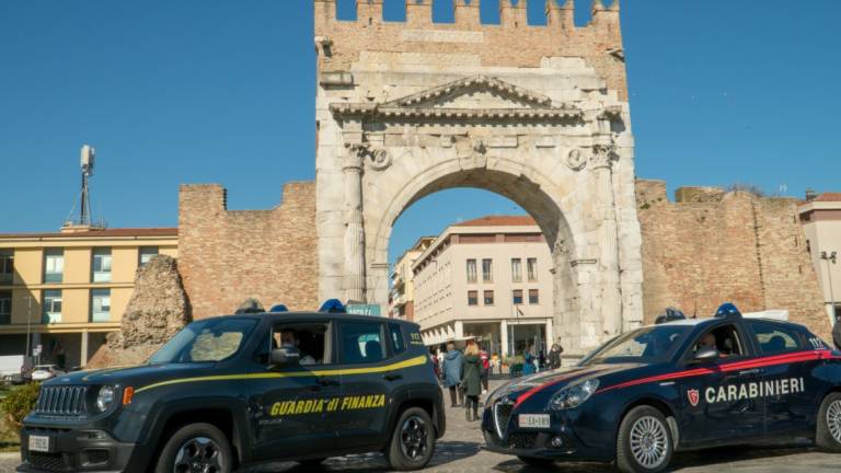 Rimini, spaccio di droga e bastonate a chi non pagava: due arresti e 42 kg di hashish sequestrati