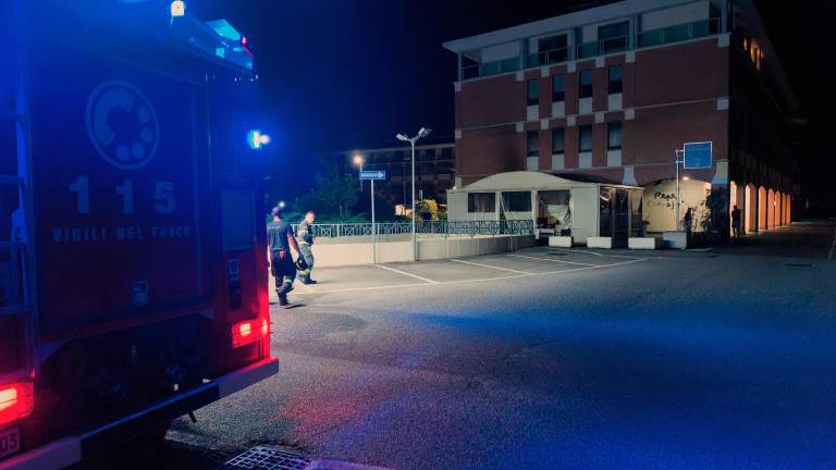 Ravenna, fiamme nella notte: brucia il gazebo dell’ex Pepe Carvajo. FOTOGALLERY