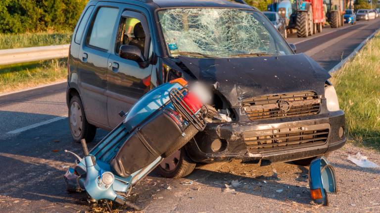 Ravenna, scontro in Vespa contro un’auto, gravissima ragazza di 26 anni