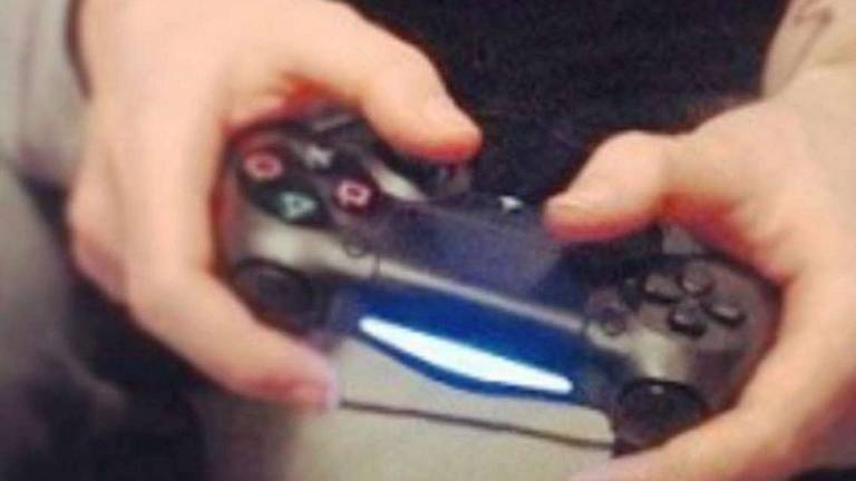 Coi videogame online spillavano soldi a un 15enne: due a processo