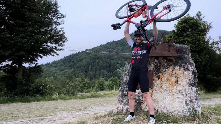 Rimini, l'impresa del super-ciclista al tempo del Covid: in bici scala un dislivello superiore all'Everest
