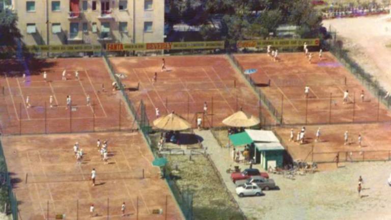 Milano Marittima, parcheggio al posto dei campi da tennis amati da Walter Chiari