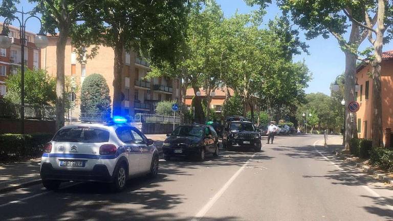 Travolta da un'auto mentre attraversa la strada col marito