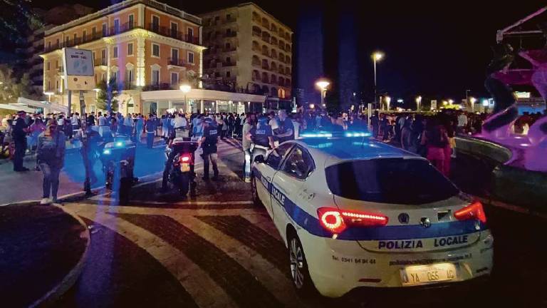 Riccione, vi sgozzo: minaccia i passanti col coltello in piazzale Roma