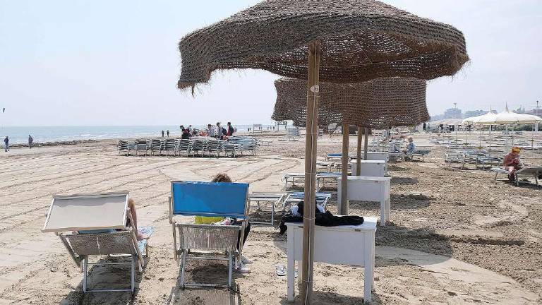 Rimini, chiedono un ombrellone e sono in 15: viaggio tra i cafoni della spiaggia