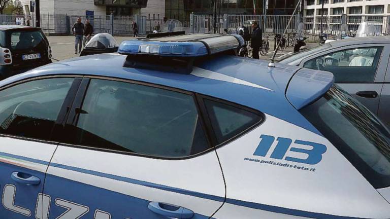 Cesena, ubriaco danneggia auto e resiste agli agenti: doppia denuncia