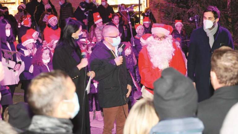 Cesena, canti dei bambini e luminarie accese: è tempo di Natale