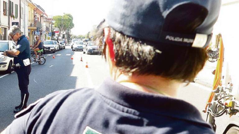 Rimini. No vax senza mascherina, l'agente la insegue: denunciato