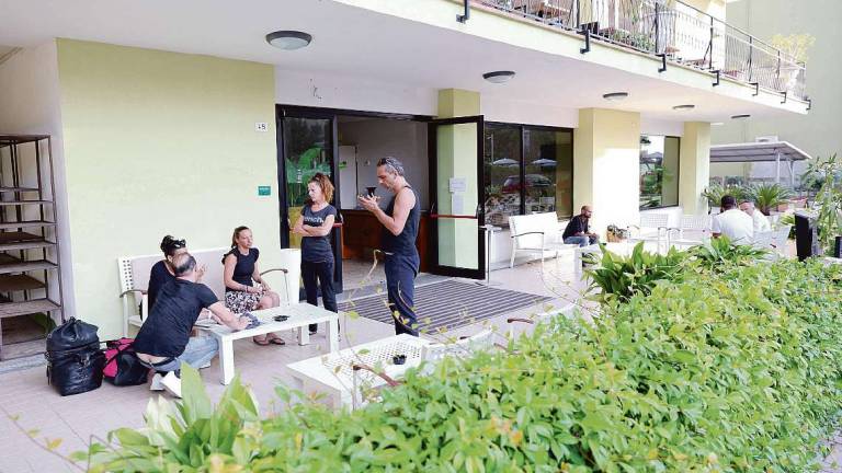 Cesenatico, turisti abbandonati in hotel: Situazione un po' migliorata. La direttrice: Il cuoco sobilla i clienti