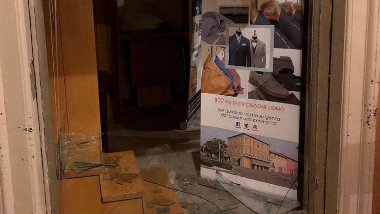 Lugo, vetrina rotta e sangue a terra: Pavaglione senza pace