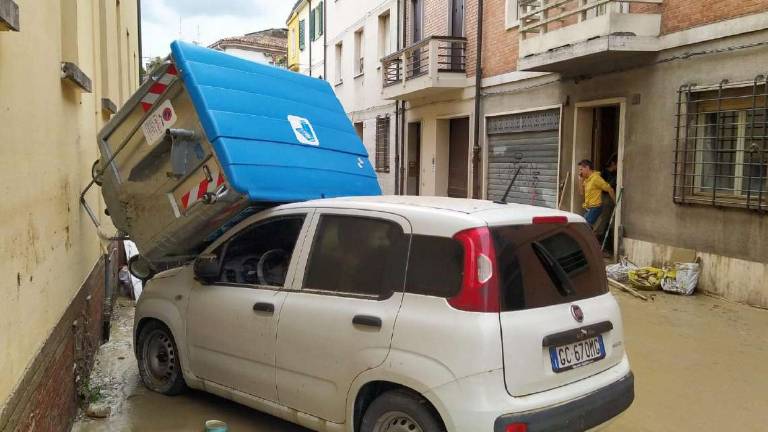 Viaggio nella Faenza ferita con l'incubo degli sciacalli